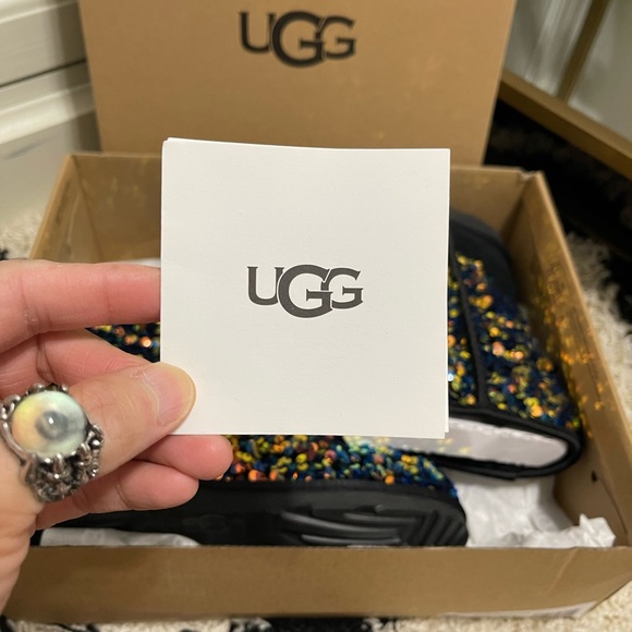 NIB Women’s Size 6 (Euro Size 36) UGG Classic Mini Sequin In Medallion Blue - Picture 12 of 15